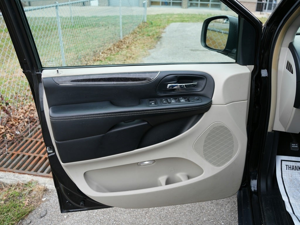 2016 Chrysler Town & Country Touring