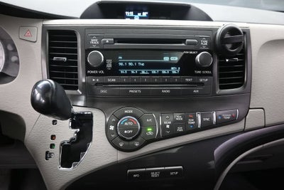 2014 Toyota Sienna SE 8 Passenger