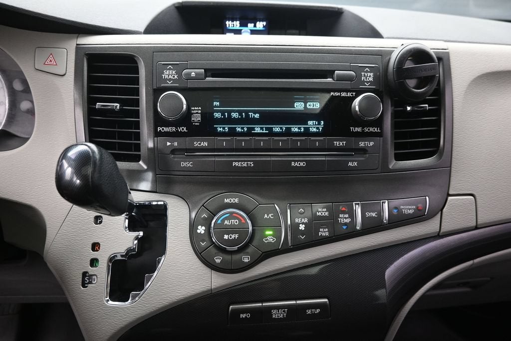 2014 Toyota Sienna SE 8 Passenger