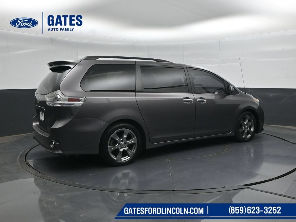 2014 Toyota Sienna SE 8 Passenger