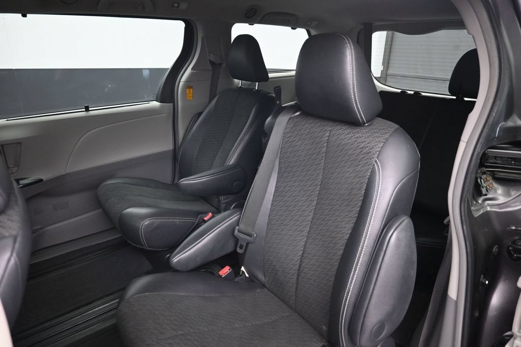 2014 Toyota Sienna SE 8 Passenger