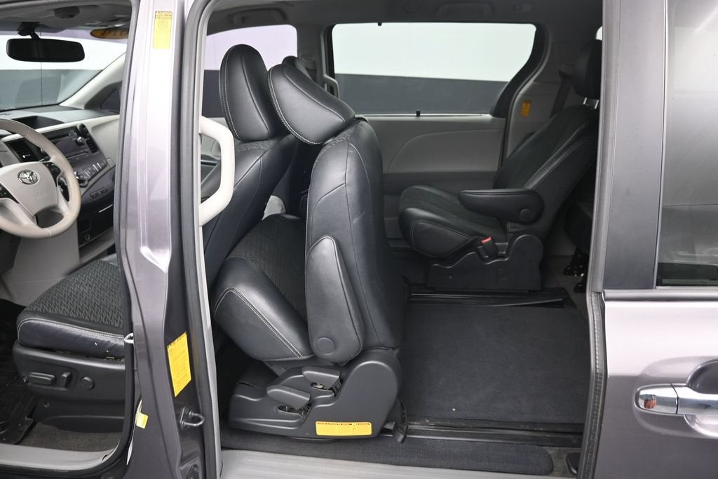 2014 Toyota Sienna SE 8 Passenger