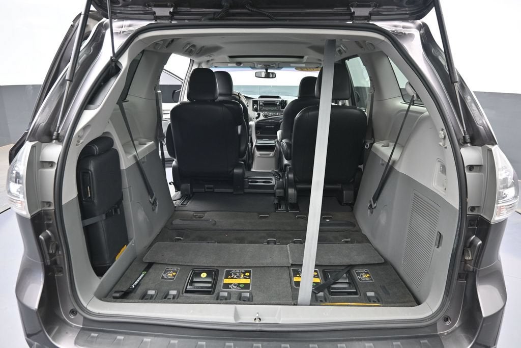 2014 Toyota Sienna SE 8 Passenger