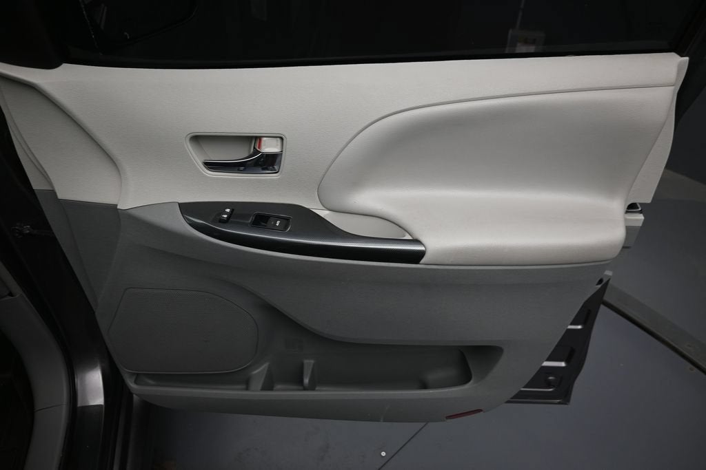 2014 Toyota Sienna SE 8 Passenger