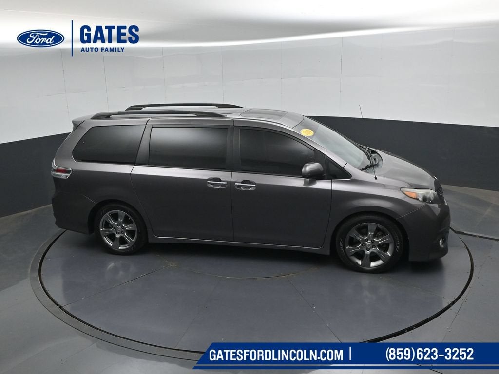 2014 Toyota Sienna SE 8 Passenger
