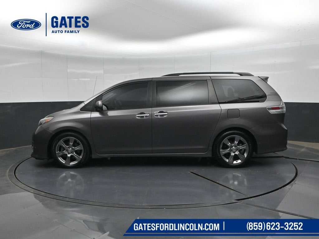 2014 Toyota Sienna SE 8 Passenger