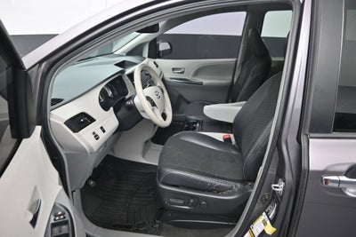 2014 Toyota Sienna SE 8 Passenger