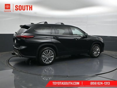 2023 Toyota Highlander Hybrid Platinum