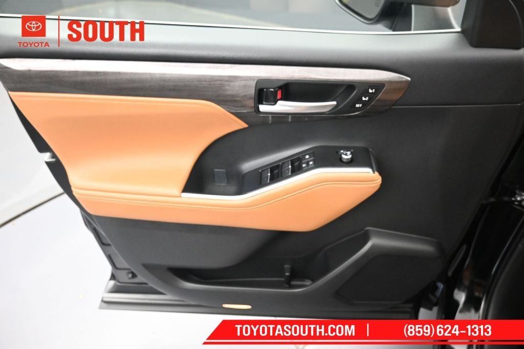 2023 Toyota Highlander Hybrid Platinum