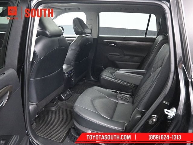 2023 Toyota Highlander Hybrid Platinum