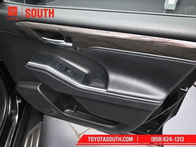 2023 Toyota Highlander Hybrid Platinum