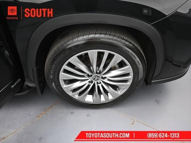 2023 Toyota Highlander Hybrid Platinum
