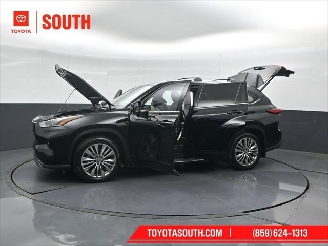 2023 Toyota Highlander Hybrid Platinum