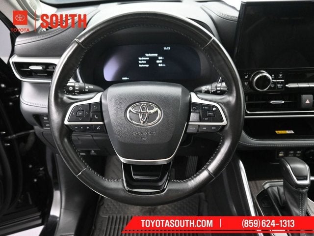 2023 Toyota Highlander Hybrid Platinum