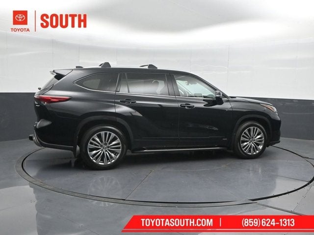 2023 Toyota Highlander Hybrid Platinum