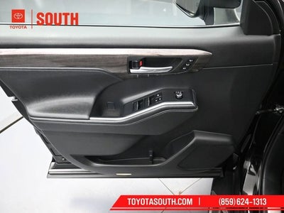 2023 Toyota Highlander Hybrid Platinum