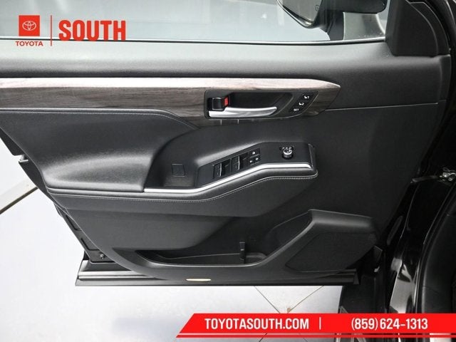 2023 Toyota Highlander Hybrid Platinum