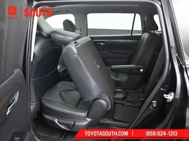 2023 Toyota Highlander Hybrid Platinum