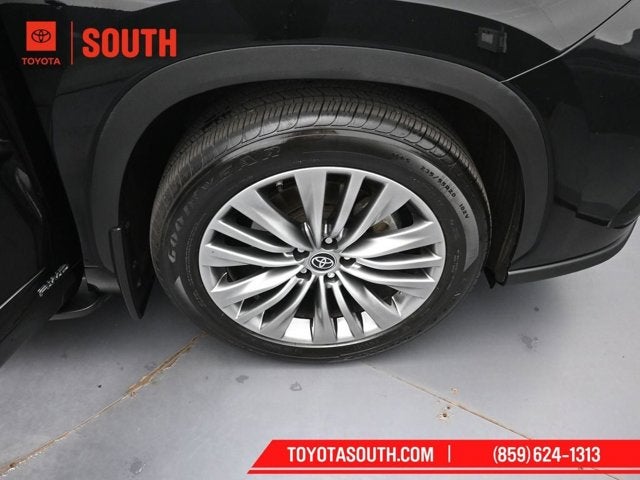 2023 Toyota Highlander Hybrid Platinum