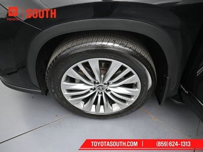 2023 Toyota Highlander Hybrid Platinum