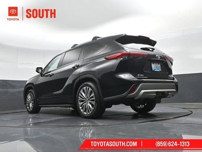 2023 Toyota Highlander Hybrid Platinum