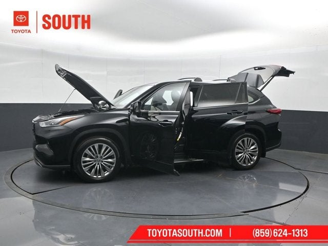 2023 Toyota Highlander Hybrid Platinum