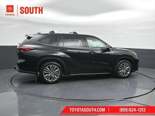 2023 Toyota Highlander Hybrid Platinum