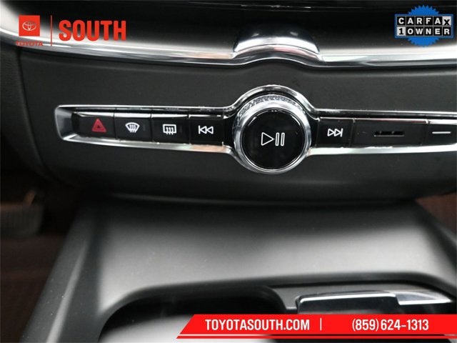 2024 Volvo XC60 Core Dark Theme