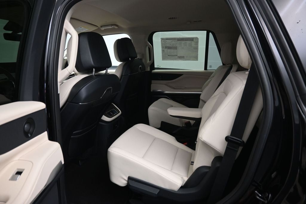 2027 Lincoln Navigator Premiere