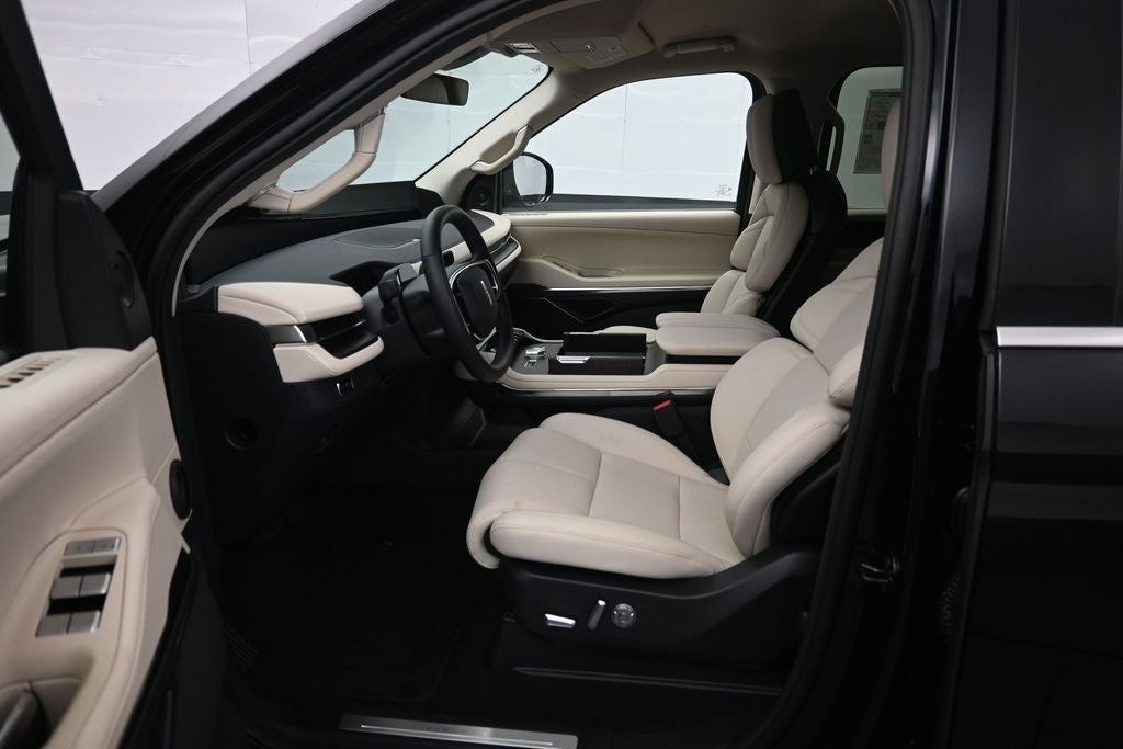 2027 Lincoln Navigator Premiere
