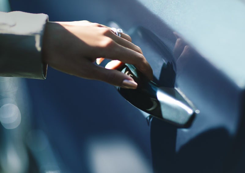 A hand gracefully grips the Light Touch Handle of a 2024 Lincoln Aviator® SUV to demonstrate its ease of use | Gates Ford Lincoln in Richmond KY