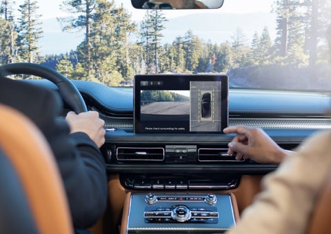 The available 360-Degree Camera shows a bird's-eye view of a Lincoln Aviator® SUV | Gates Ford Lincoln in Richmond KY