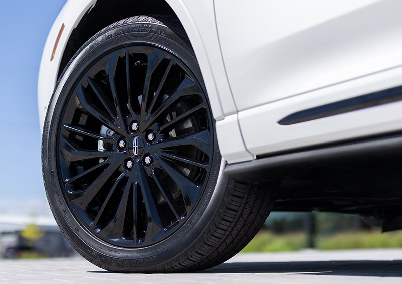 The stylish blacked-out 20-inch wheels from the available Jet Appearance Package are shown. | Gates Ford Lincoln in Richmond KY