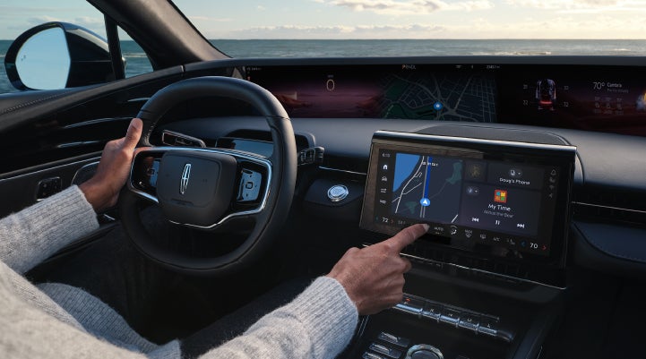 The driver of a 2024 Lincoln Nautilus® SUV interacts with the new Lincoln Digital Experience. | Gates Ford Lincoln in Richmond KY