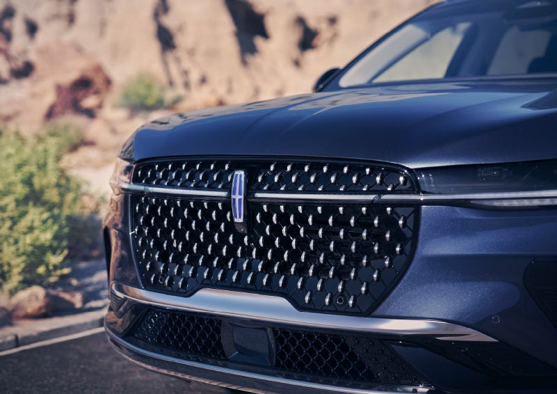 The stylish grille of a 2024 Lincoln Nautilus® SUV sparkles in the sunlight. | Gates Ford Lincoln in Richmond KY