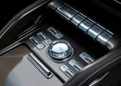 A crystal-inspired volume knob is shown in the center floor console of a 2024 Lincoln Nautilus® SUV. | Gates Ford Lincoln in Richmond KY