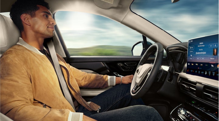 A person is shown using Lincoln BlueCruise hands-free highway driving technology on a divided highway in a hands-free Blue Zone. | Gates Ford Lincoln in Richmond KY